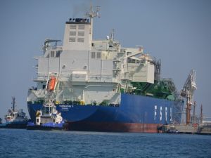 Yeni yüzer doğal gaz terminali İzmir’de demirledi