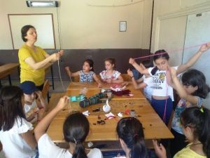 Kız öğrenciler yaz tatilinde el becerilerini geliştirecek