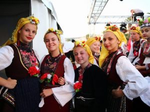 Kuşadası’nda Makedonya ve Rumeli Göçmenleri Folklor Festivali coşkusu