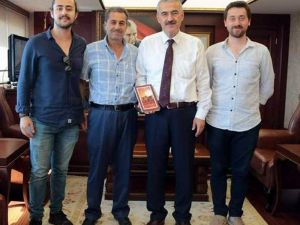 Yazar Bekir Aygül, ‘Çadırın Gözü, Yeniden Doğuş’u Vali Ayyıldız’a takdim etti