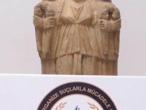 Roma dönemine ait kanatlı ve 3 başlı kadın heykeli ele geçirildi