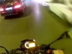 İstanbul’da motosikletlinin yaşadığı ilginç kaza kamerada