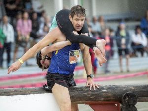 Finlandiya’da eş taşıma yarışması renkli görüntülere sahne oldu