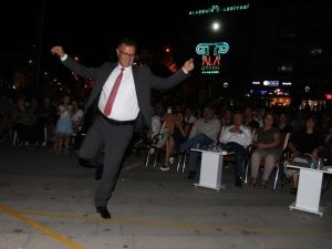 Başkan Öküzcüoğlu TSM konserinde zeybek oynadı