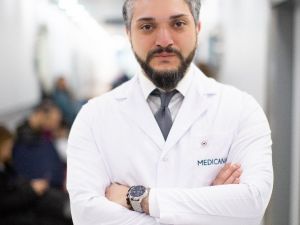 "Bacaklarda ağrı, uyuşma ve idrar kaçırma omurilik kanal darlığı habercisi olabilir"