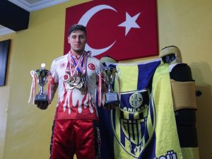Kalecilikten Kick Boks Şampiyonluğuna
