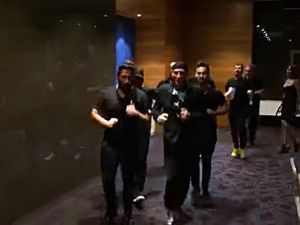 Altay’ın uçağı rötar yapınca ekip havalimanını coşturdu