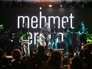 Mehmet Erdem şarkılarını tatilcilerle beraber seslendirdi