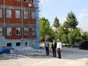 Kaymakam Okatan, İmam Hatip Ortaokulu inşaatında incelemelerde bulundu