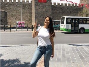 Kayserisporlu taraftarlardan Dorothee Poulain’e ’Süpersin Yenge!’