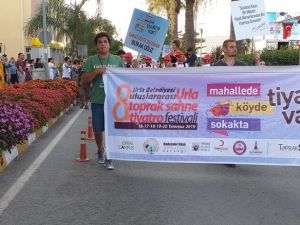Uluslararası Urla Tiyatro Festivali renkli başladı