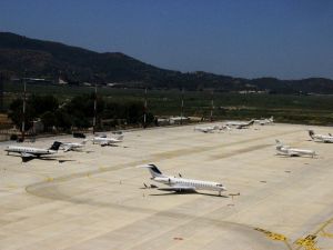 Milyon dolarlık özel jetlerin biri iniyor, biri kalkıyor