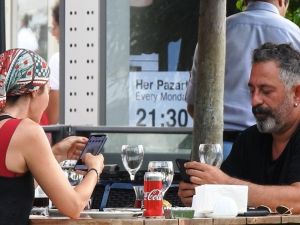 Cem Yılmaz’ın yaşlı hali Defne Samyeli’yi kahkahalara boğdu