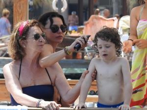 Hande Ataizi oğlu ile birlikte çocuklar gibi eğlendi