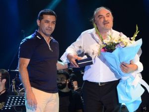 Başkan Günel’den Volkan Konak’a sahnede teşekkür