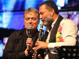 Alanya’da Hüsnü Şenlendirici ve Cengiz Kurtoğlu hayranlarıyla buluştu