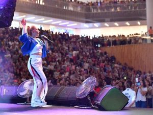 Balıkesirliler Ece Seçkin ile müziğe doydu