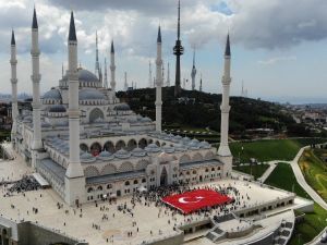 Üsküdar’da yaz Kur’an kurslarına dev bayrakla veda edildi