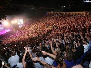 Ebru Gündeş 5 günde 28 bin kişiye şarkılarını söyledi