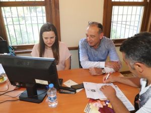 Gençlere yol gösteriyorlar