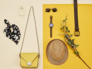 Kadınlar için farklı ayakkabı ve çanta tasarımları