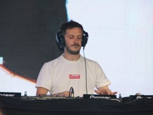 Ünlü Dj Burak Yeter: “Biz 2 saat eğlendiririz, kendini Dj sananlar 10 dakika eğlendirir”