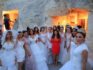 Ünlü tasarımcı Pınar Bent’ten dikkat çeken defile