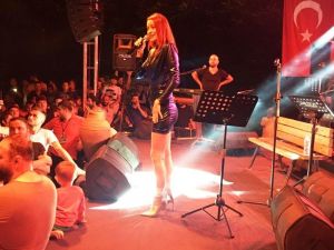 Sanatçı Elif Kaya memleketinde konser verdi