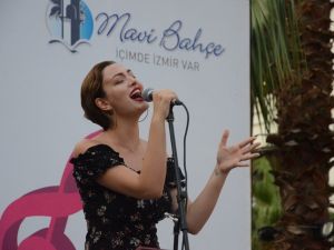 İzmirliler, yaz sahnesi etkinliğinde coştu