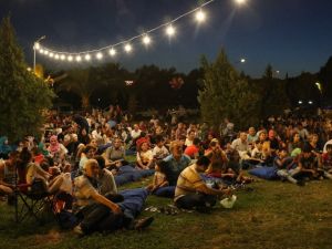 Akhisarlılar açık hava sinema günlerini çok sevdi