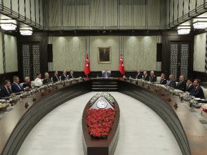 Cumhurbaşkanı Recep Tayyip Erdoğan, başkanlığındaki MGK toplantısı sona erdi. Toplantı 3.5 saat sürdü, yazılı açıklama yapılması bekleniyor.