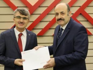 DPÜ Rektörü Kazım Uysal mazbatasını aldı