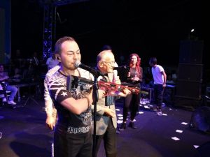 Serdar Ortaç’a özel tüfek hediye edildi