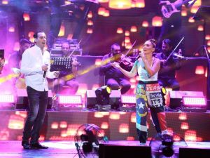 Harbiye Açıkhava sahnesinde Demet Akalın rüzgarı esti