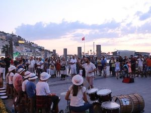 Balıkesirli ortaokul öğrencilerinden Kuşadası sokaklarında ritim rüzgarı