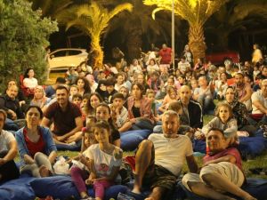 Akhisar Belediyesi açık hava sinema günleri keyifli geçiyor