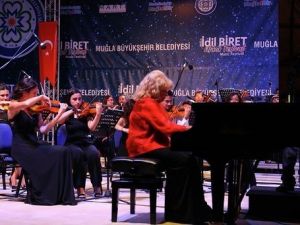 Marmaris’te İdil Biret rüzgarı esti