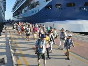 Kuşadası’na 3 gemiyle 3909 turist geldi