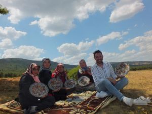 Köylüler çini sanatını doğada yaparak geçimlerini sağlıyorlar