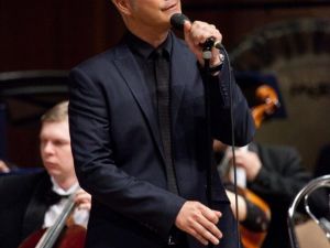 Dünyaca ünlü İtalyan pop tenor sokak hayvanları için Çeşme’de