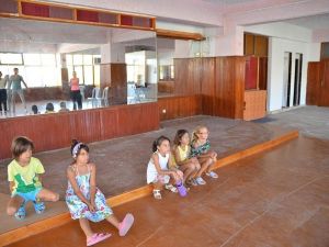 Kuşadası Belediyesi tiyatro eğitimini çocukların ayağına götürüyor