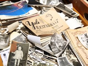 Kadıköy’de iki ayrı dünya bir arada: çizgi ve sahaf