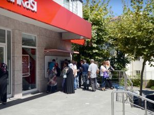 İkramiyelerini alan emekliler memnun