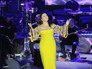 Sibel Can tatilcileri coşturdu