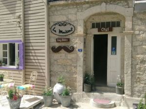 Alaçatı’daki otelin kirasını ödemeyen Emre Altuğ icralık oldu