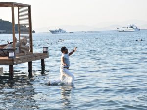 Sahneden inip kendini bir anda denize bıraktı