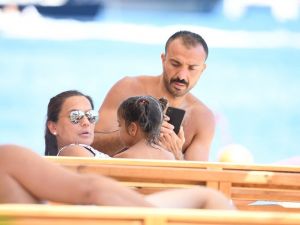 Akalın, bayram tatilini şezlongda geçirdi