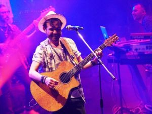 Kenan Doğulu Ayvalıklı hayranlarıyla buluştu