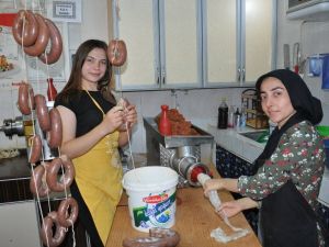 Sucuğa kadın eli değdi