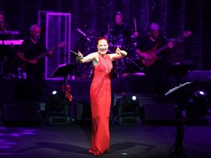 Candan Erçetin kulakların pasını sildi